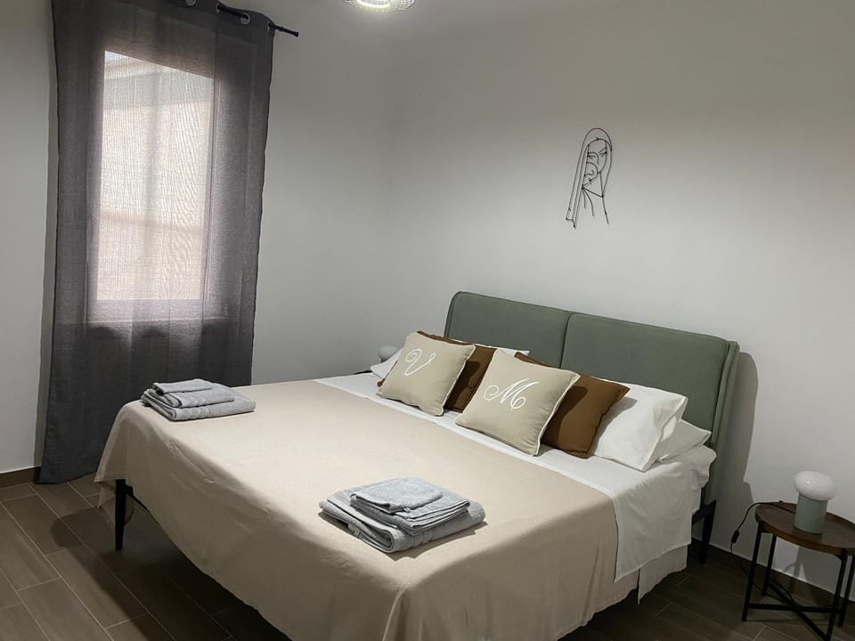 Bedroom, towels