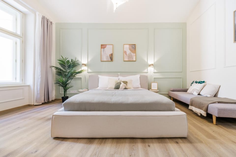 Bed, Living room, Photo of the whole room, Seating area, Bedroom