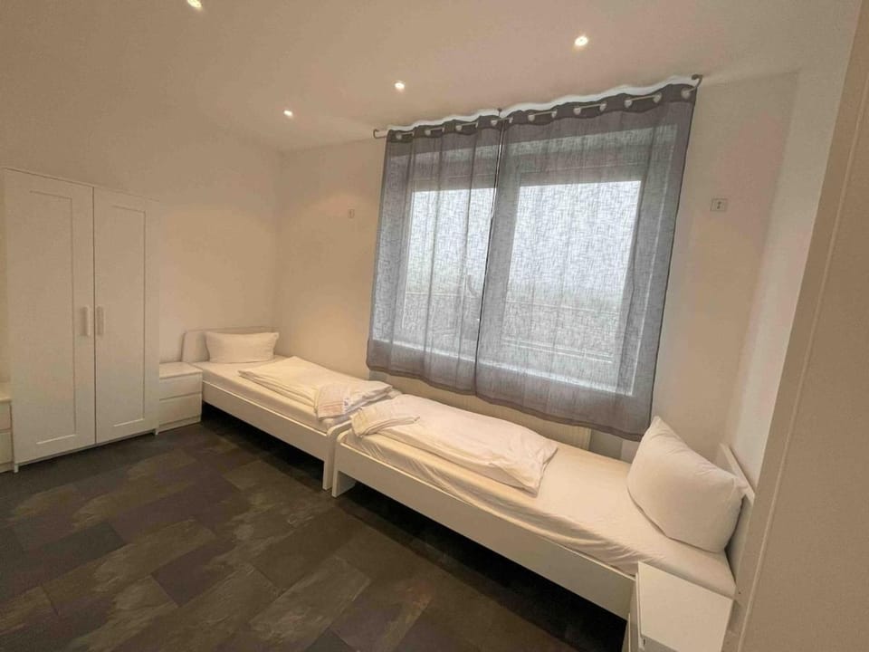 R111 Große Moderne Monteurwohnung Übergangswohnung Apartment in Regensburg