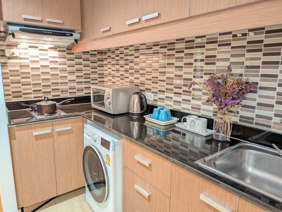 Kitchen or kitchenette, stove, washing machine