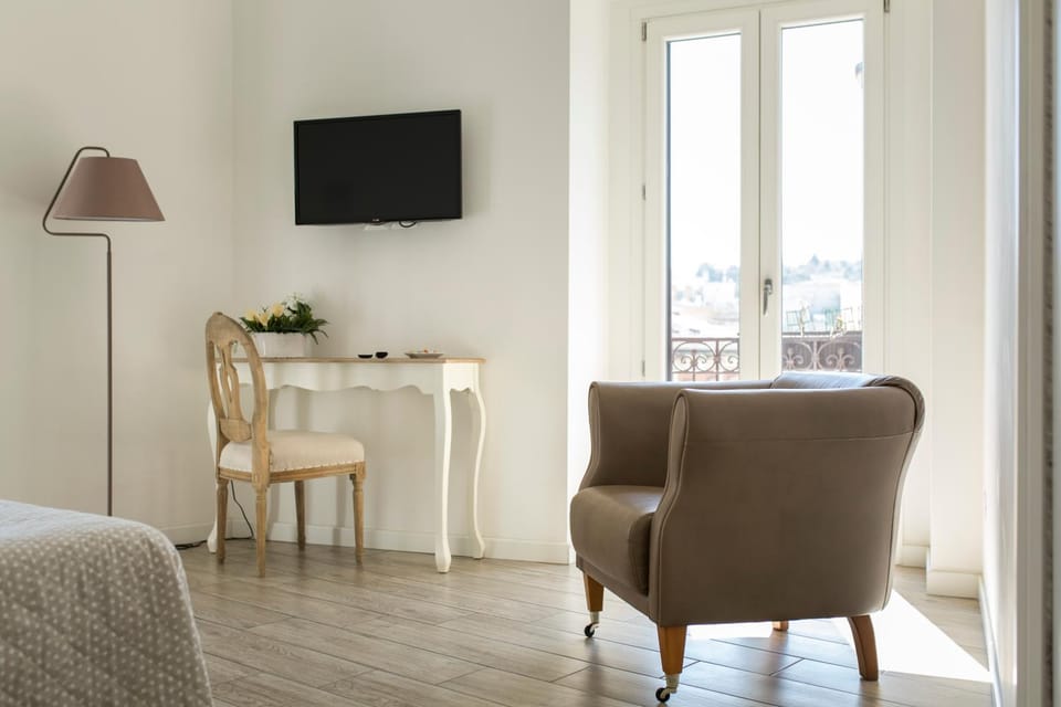 TV and multimedia, Balcony/Terrace, Photo of the whole room, Decorative detail, Seating area