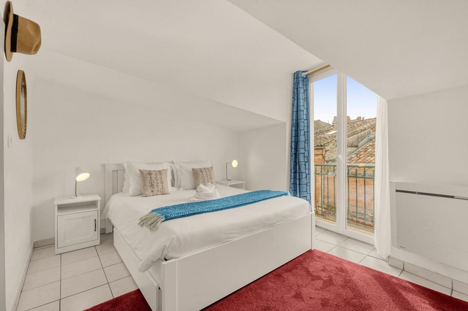 Photo of the whole room, Bedroom