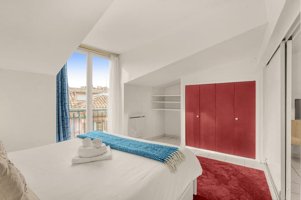 Photo of the whole room, Bedroom