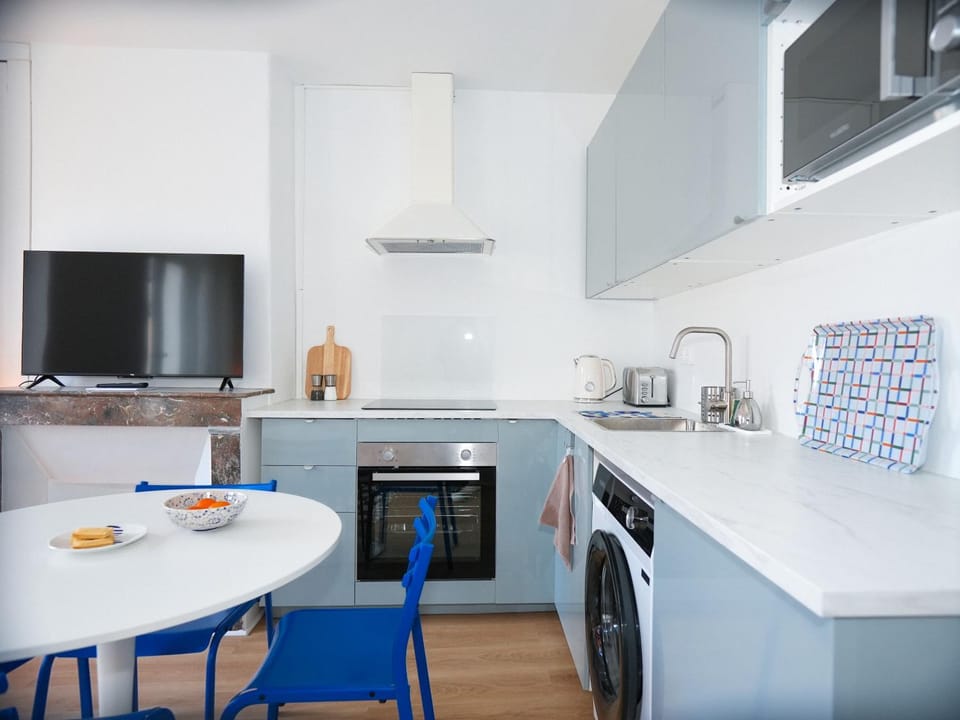TV and multimedia, Coffee/tea facilities, Kitchen or kitchenette, Dining area, oven, stove, toaster, washing machine