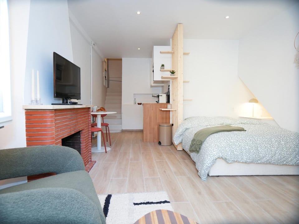 Bed, TV and multimedia, Living room, Photo of the whole room, Bedroom