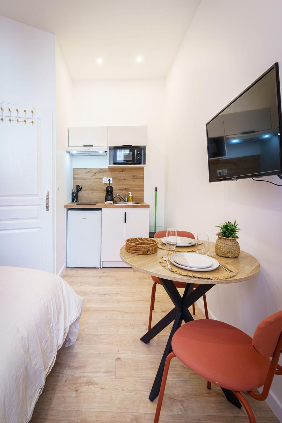 TV and multimedia, Kitchen or kitchenette, Photo of the whole room, Dining area, stove