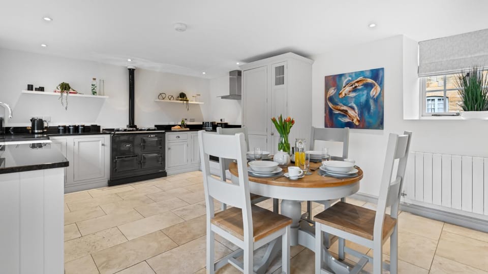 Coffee/tea facilities, Dining area, dishwasher, oven, stove, toaster, kitchen
