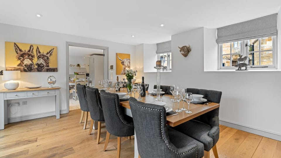 Seating area, Dining area, kitchen