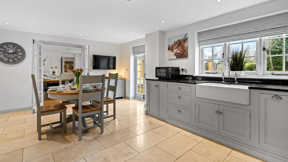 TV and multimedia, Dining area, microwave, kitchen