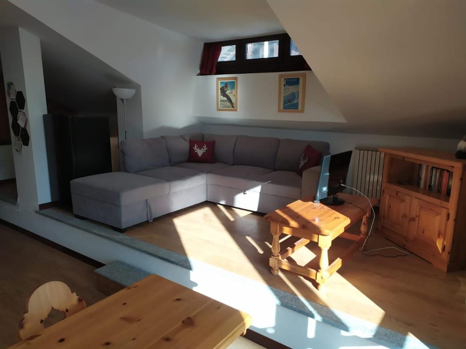 Living room, Photo of the whole room, Seating area