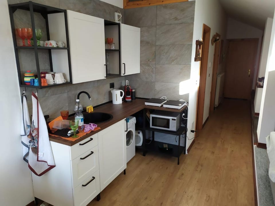 Coffee/tea facilities, dishwasher, stove