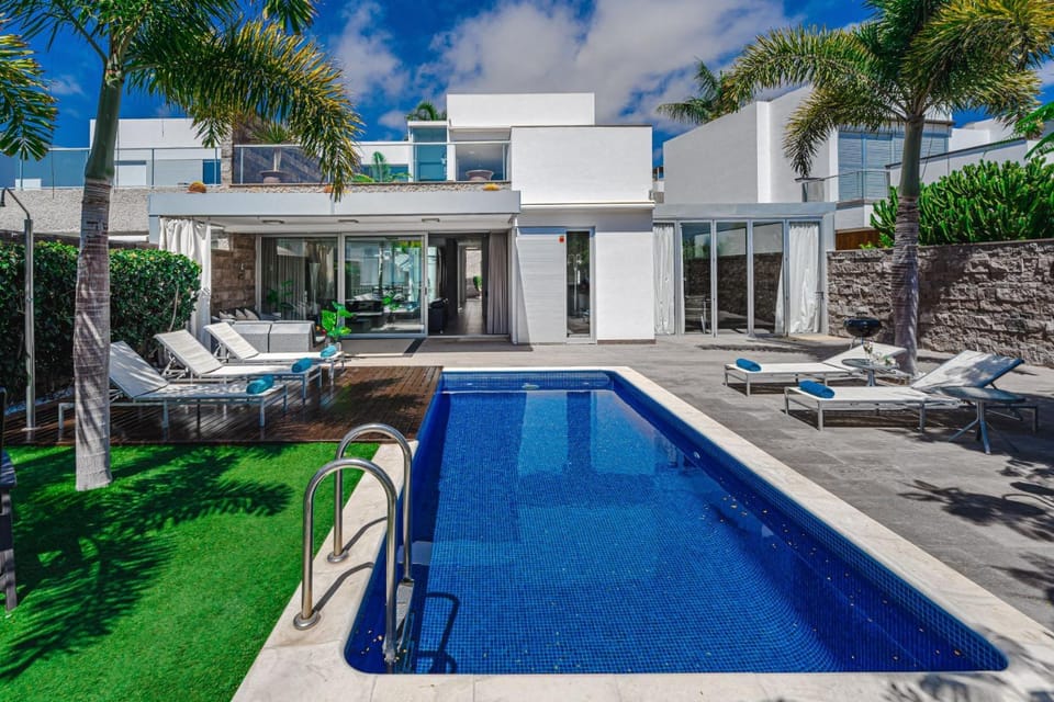 Property building, Pool view, Swimming pool, Swimming pool, sunbed