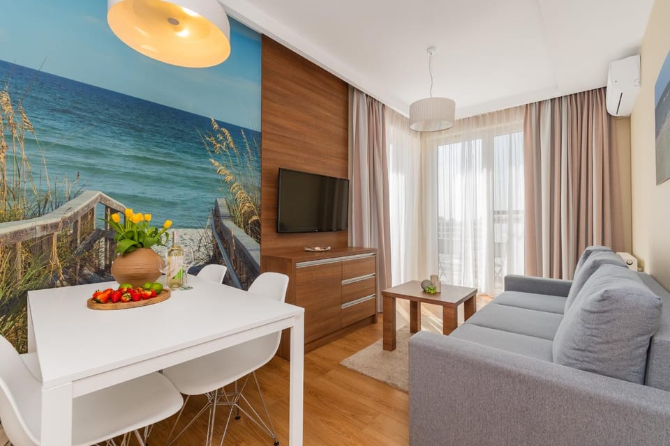 TV and multimedia, Living room, Seating area, Dining area, air conditioner