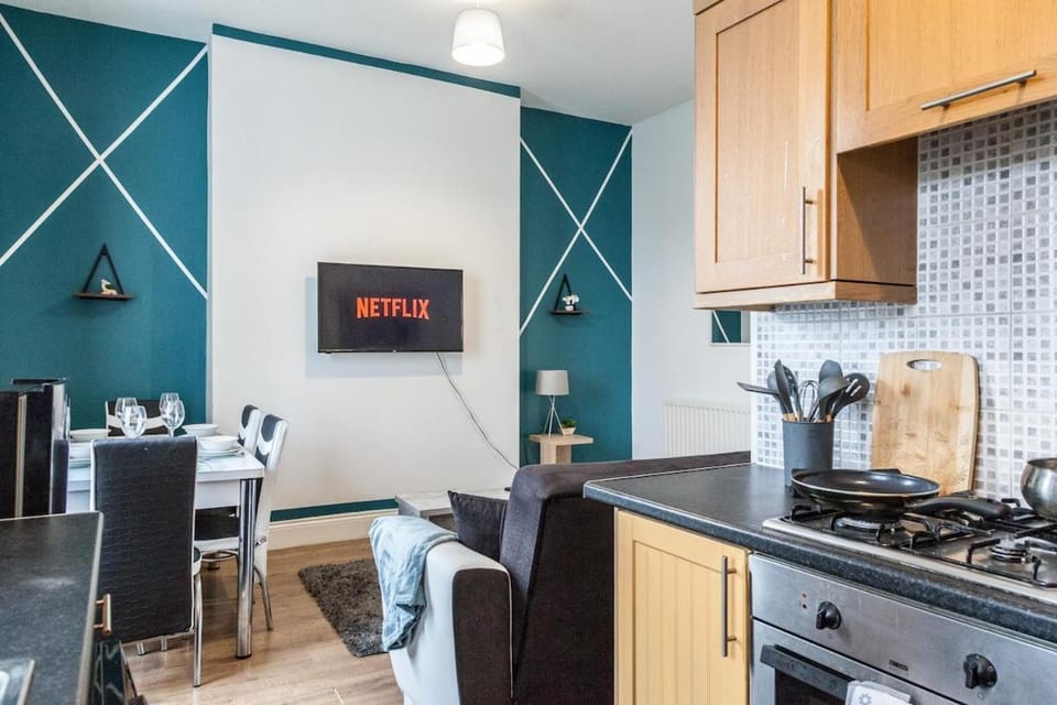 Kitchen or kitchenette, Dining area, stove