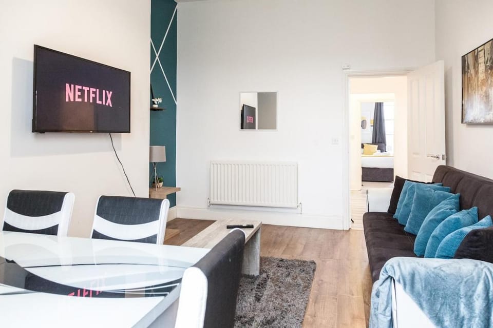 Communal lounge/ TV room, TV and multimedia, Living room, Seating area, Evening entertainment