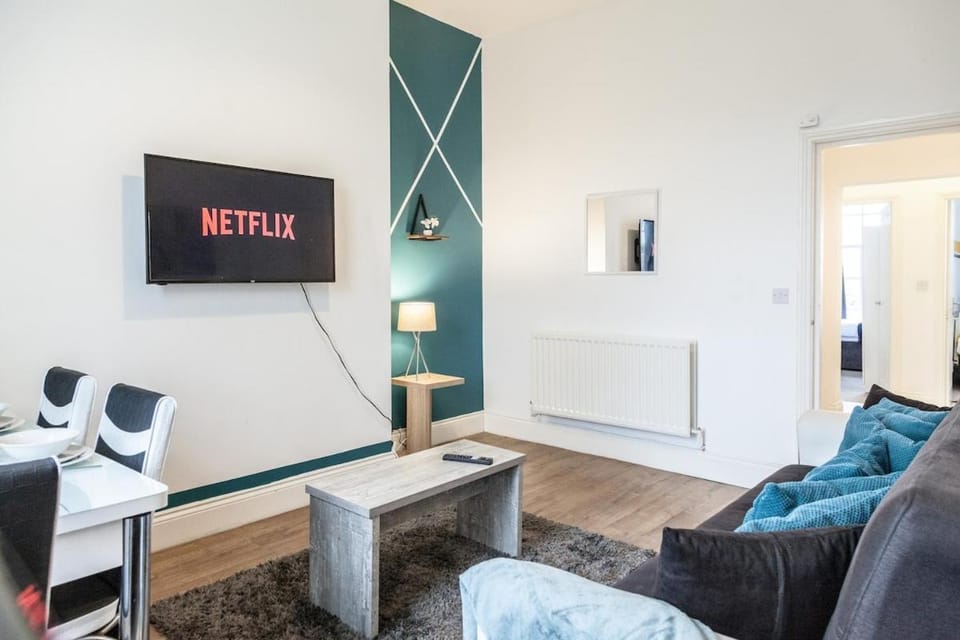 Communal lounge/ TV room, TV and multimedia, Living room, Seating area, Evening entertainment