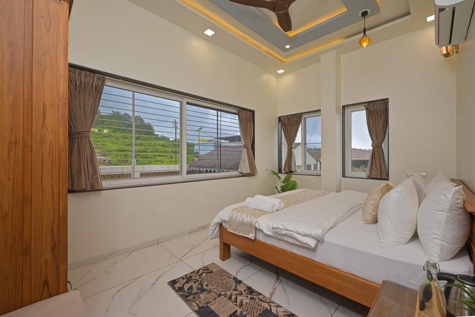 Bed, Photo of the whole room, Seating area, Bedroom, towels