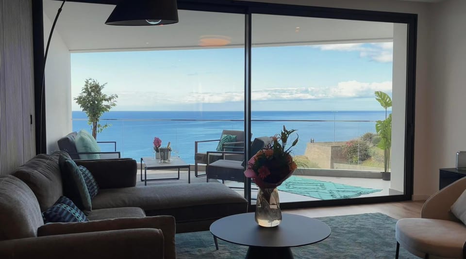 View (from property/room), Balcony/Terrace, Living room, Sea view