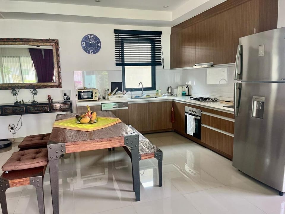 Kitchen or kitchenette, Dining area, dishwasher, stove
