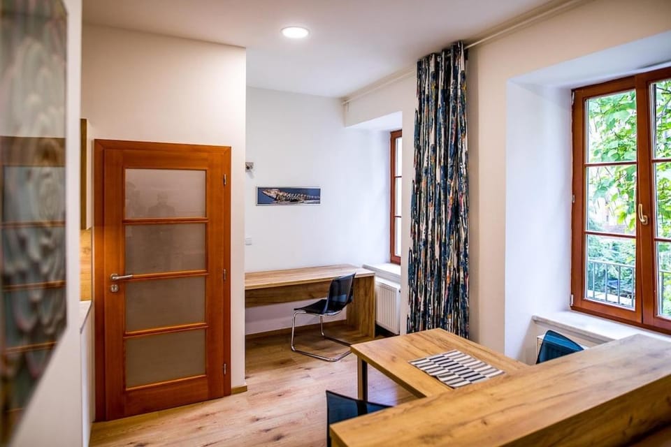 Photo of the whole room, Seating area