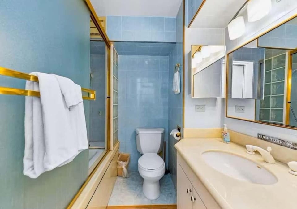 Toilet, Bathroom, towels