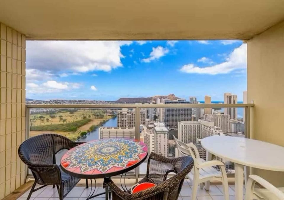 Day, View (from property/room), Balcony/Terrace, Dining area, City view