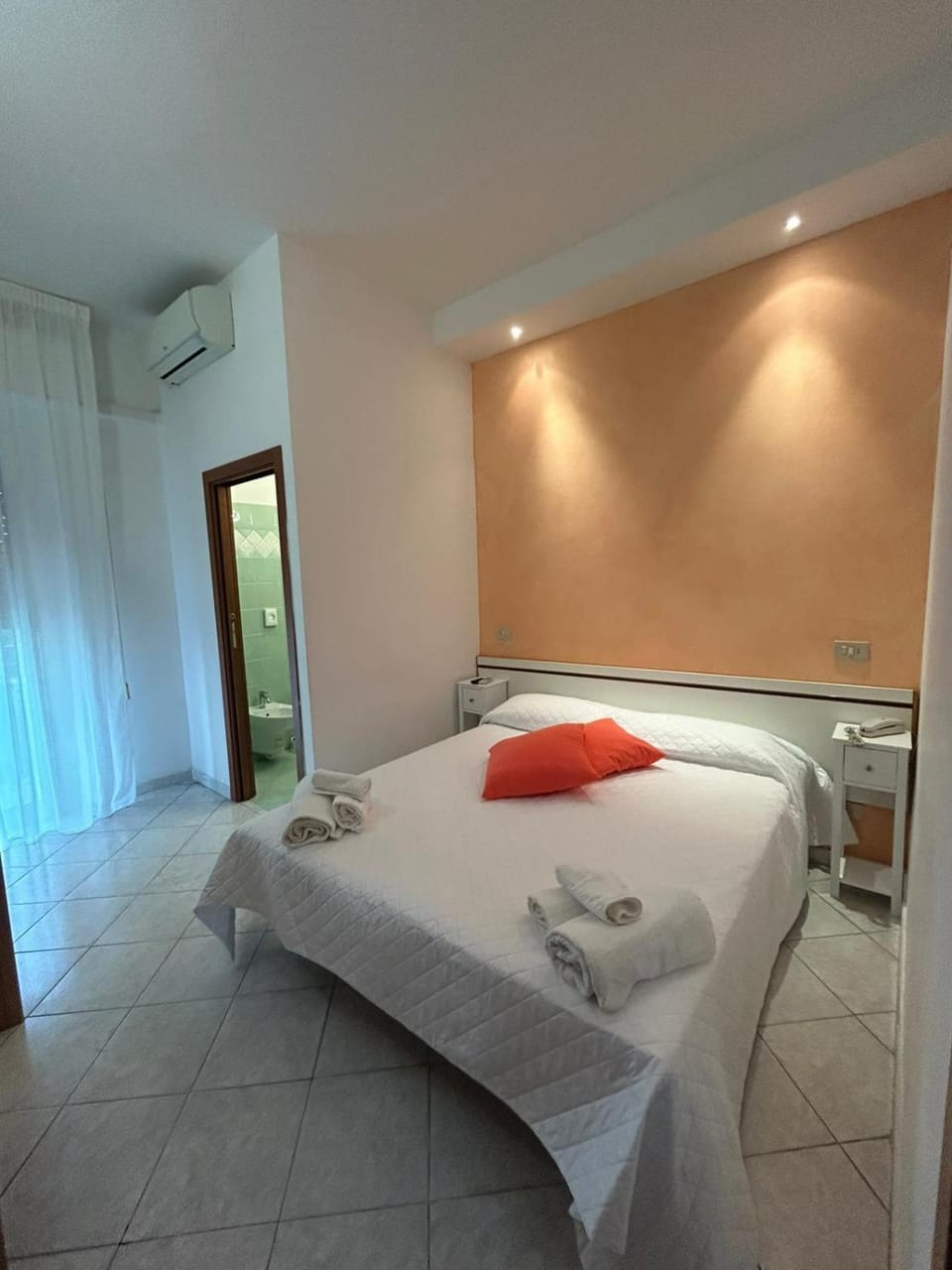 Bed, Photo of the whole room, towels