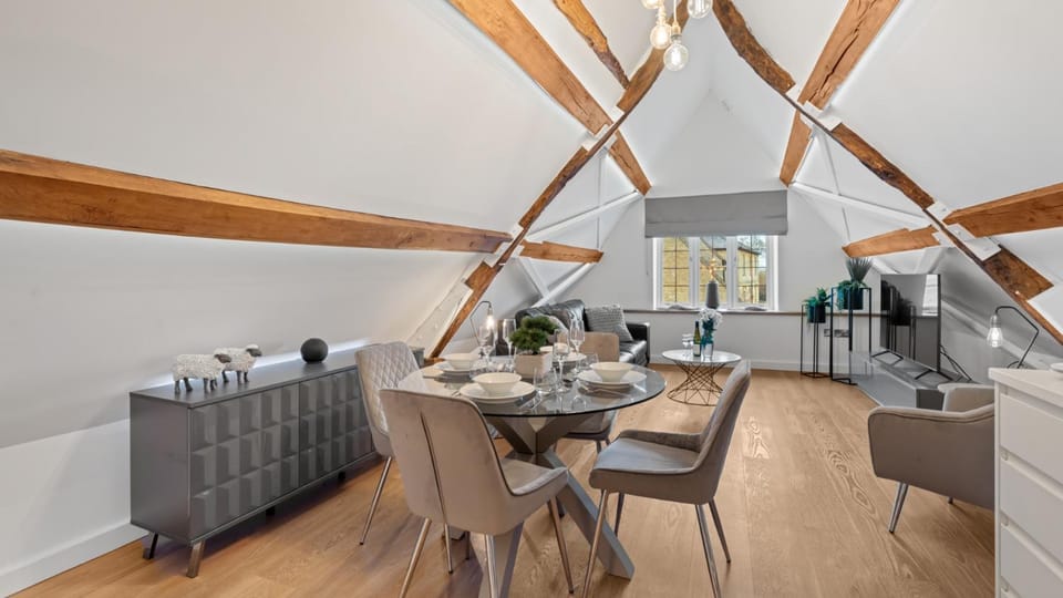 TV and multimedia, Kitchen or kitchenette, Living room, Seating area, Dining area