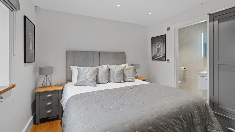Toilet, Bed, Bedroom, wardrobe