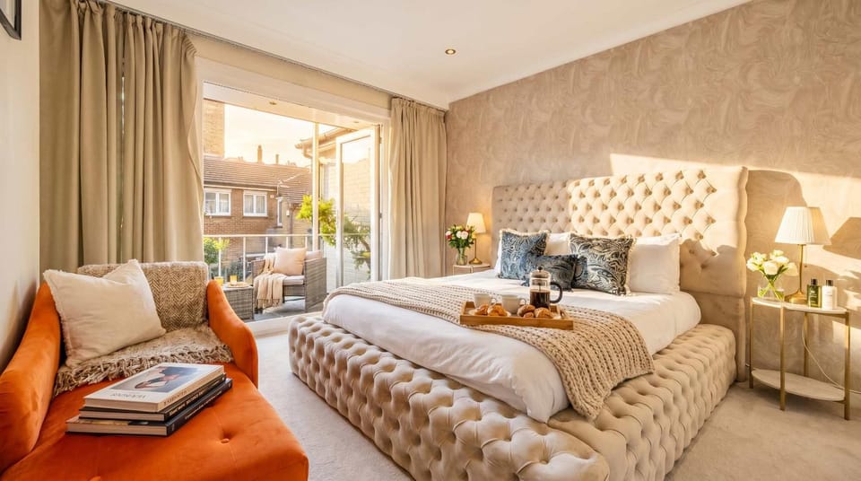 Bed, Photo of the whole room, Seating area, Bedroom