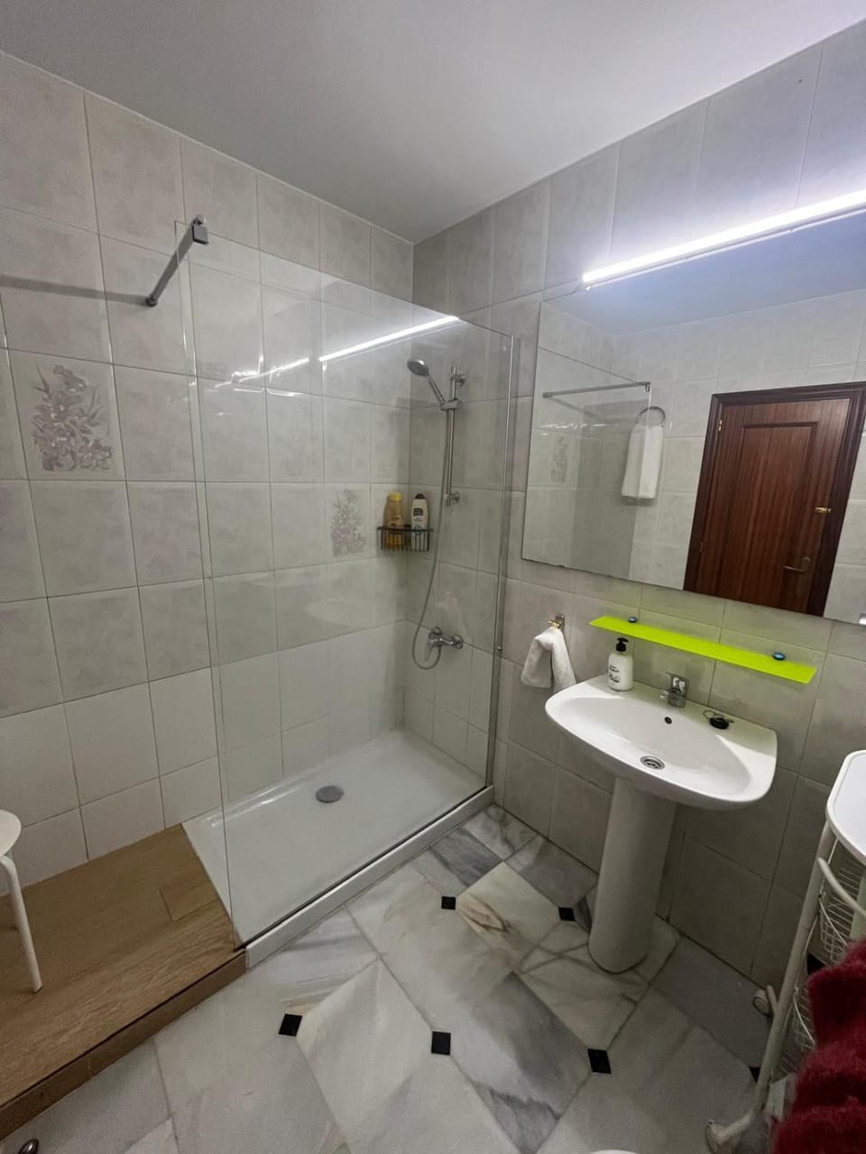 Shower, Toilet, Bathroom, towels