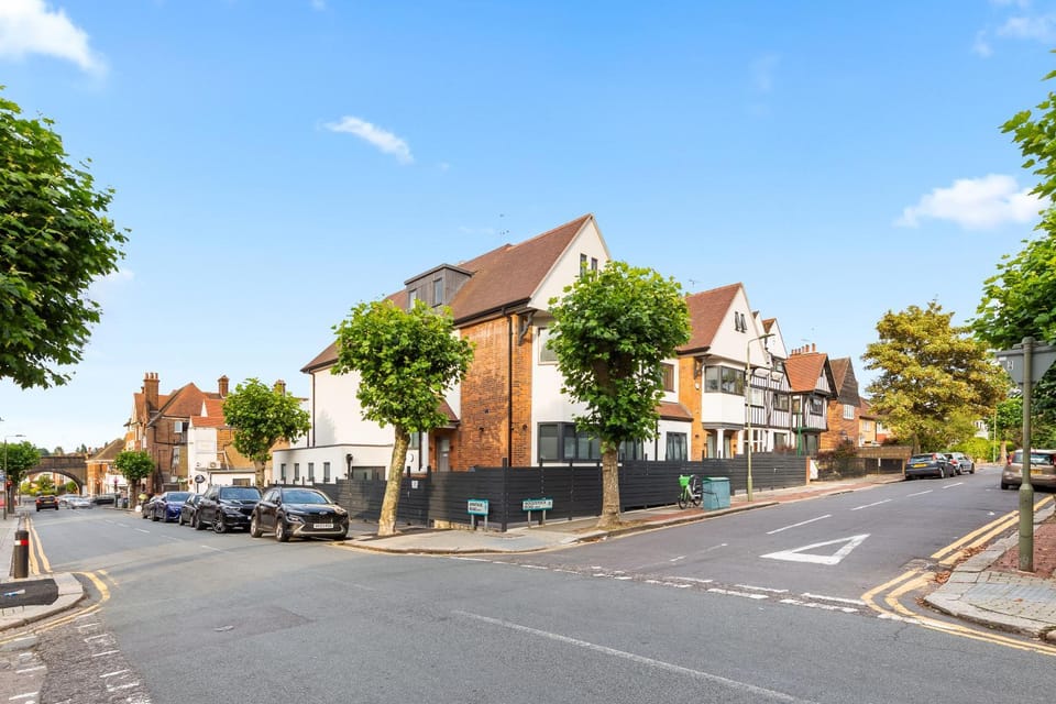 Property building, Neighbourhood, Location