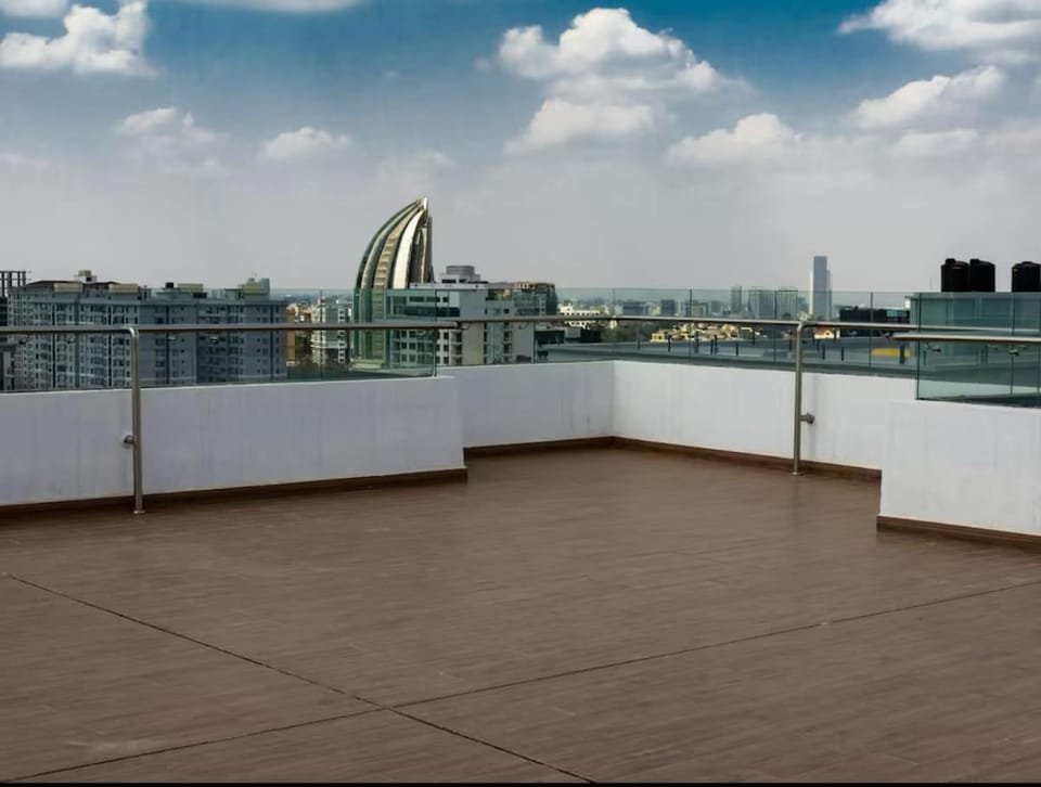 Stylish 2br sunset view pool gym sauna work desk Apartment in Nairobi County