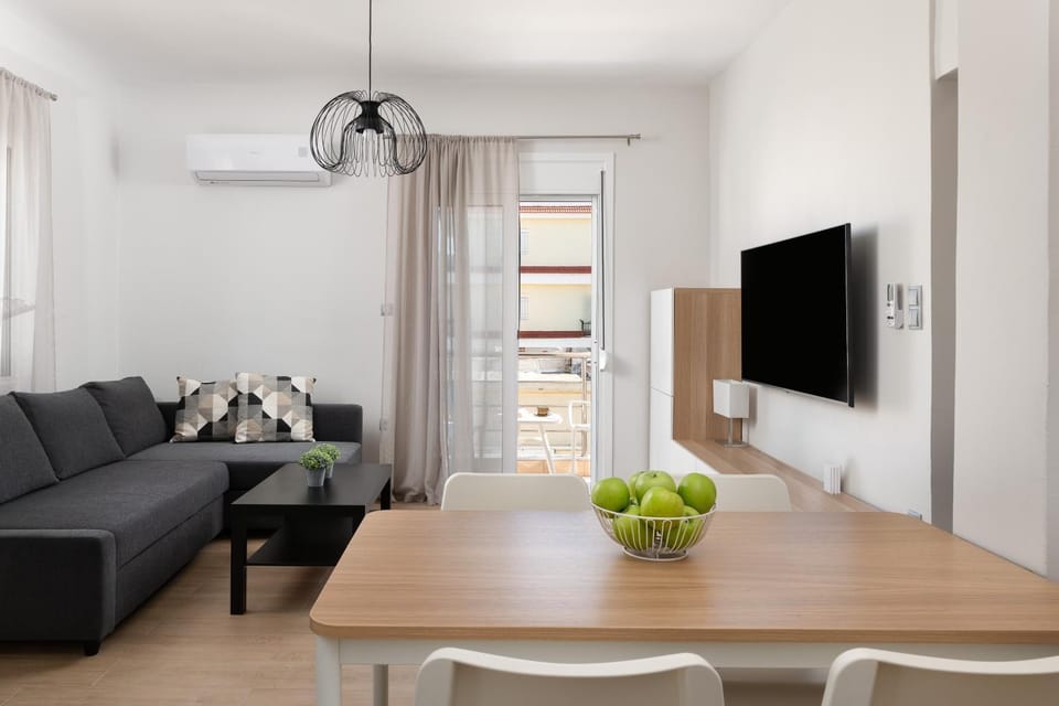 Communal lounge/ TV room, TV and multimedia, Living room, Seating area, Dining area, Evening entertainment, air conditioner