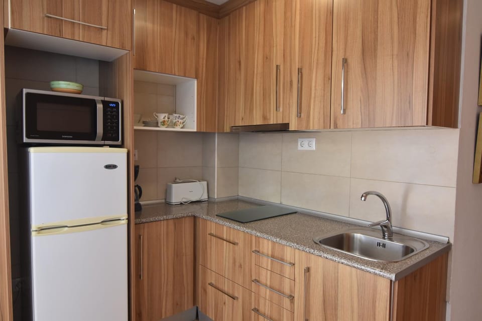 microwave, stove, kitchen