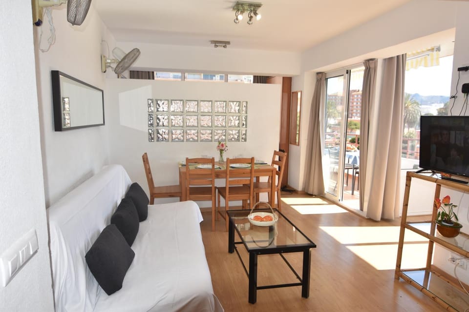 Communal lounge/ TV room, TV and multimedia, Dining area