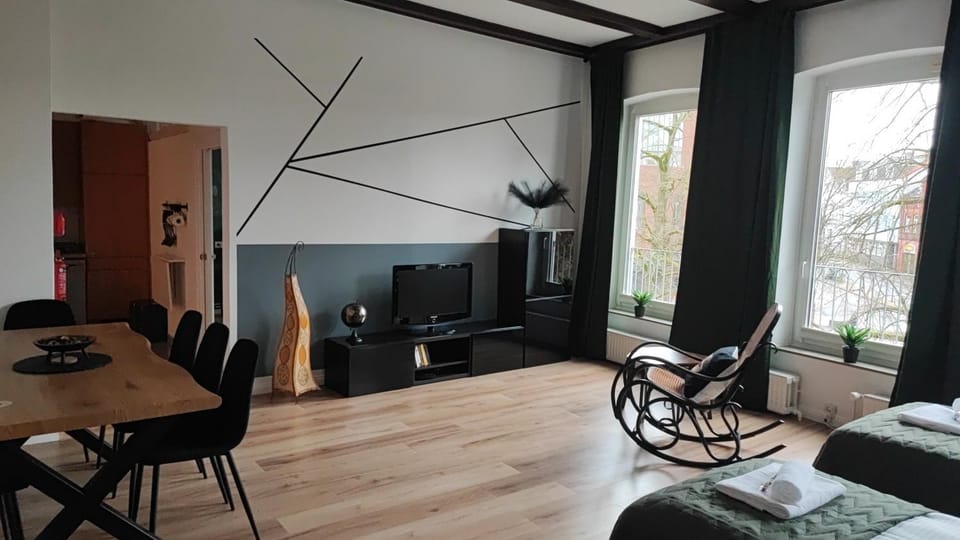 TV and multimedia, Living room, Seating area, Dining area, Evening entertainment, Bedroom