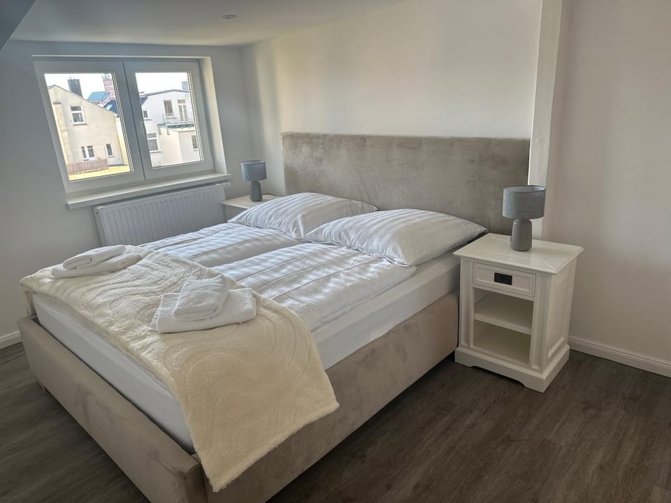 Bed, Photo of the whole room, Bedroom, towels