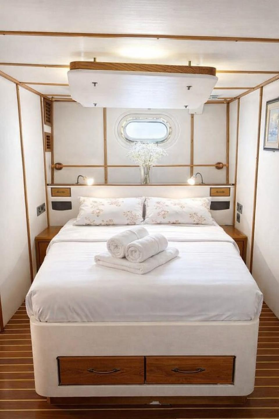 Bed, Photo of the whole room, towels