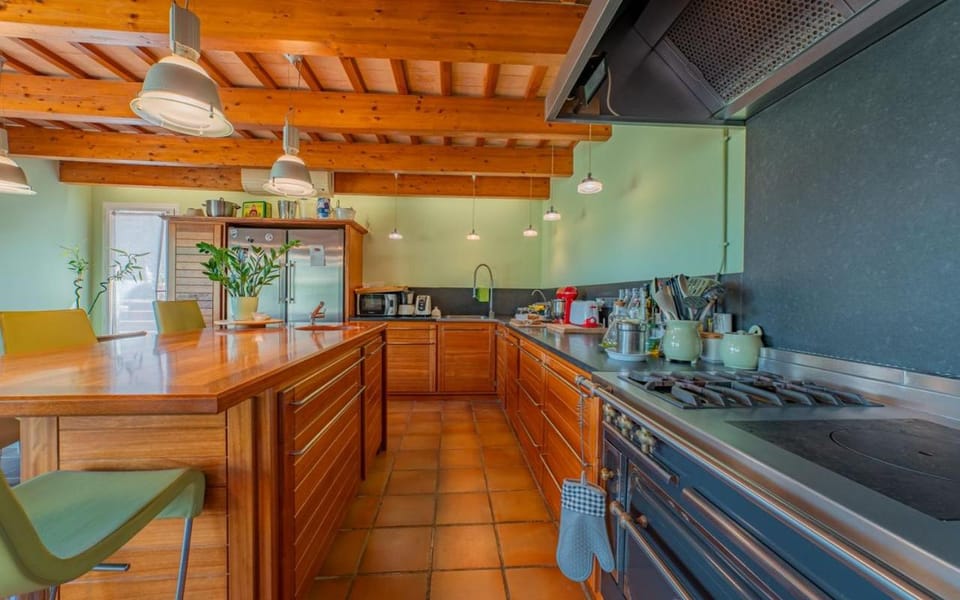 Kitchen or kitchenette, dishwasher, stove