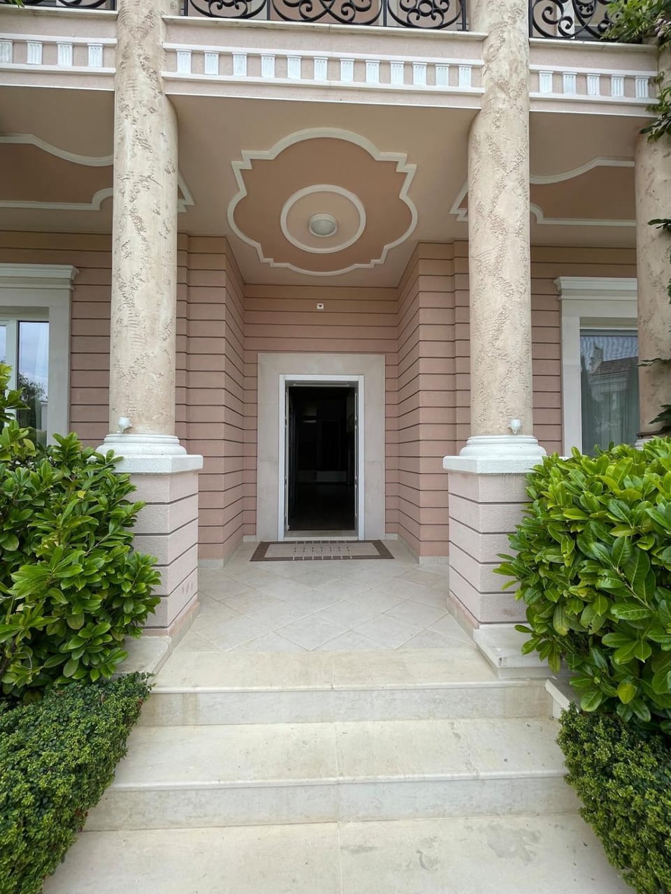 Facade/entrance