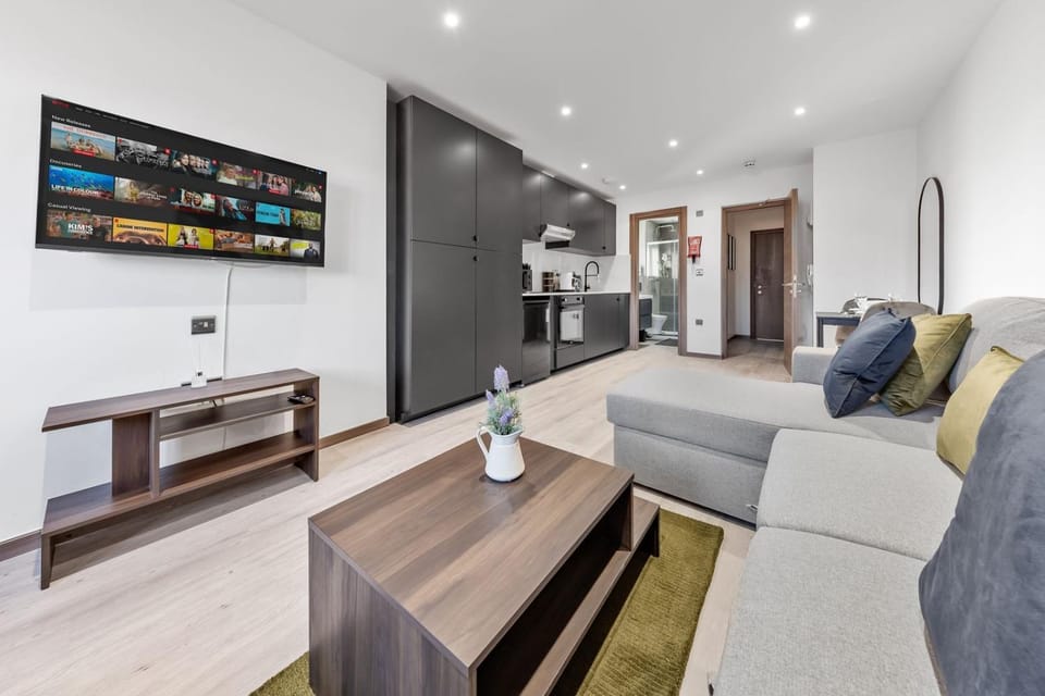 Communal lounge/ TV room, TV and multimedia, Living room, Seating area, Evening entertainment