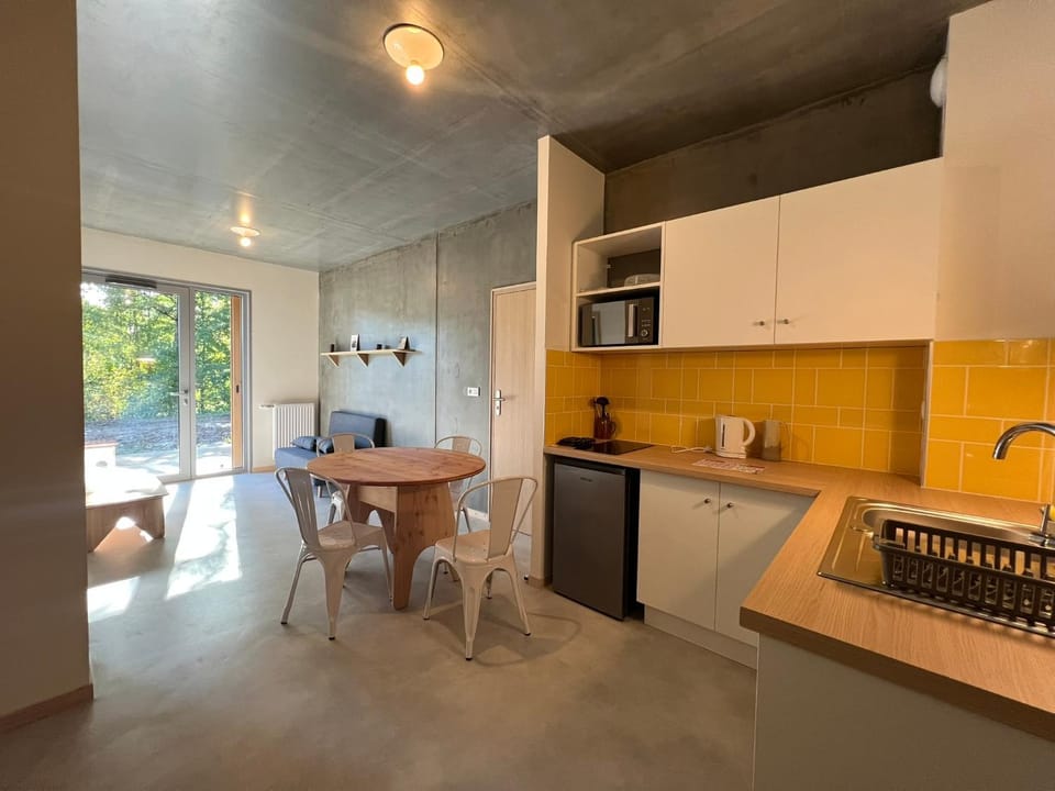 Coffee/tea facilities, Kitchen or kitchenette, Dining area, stove