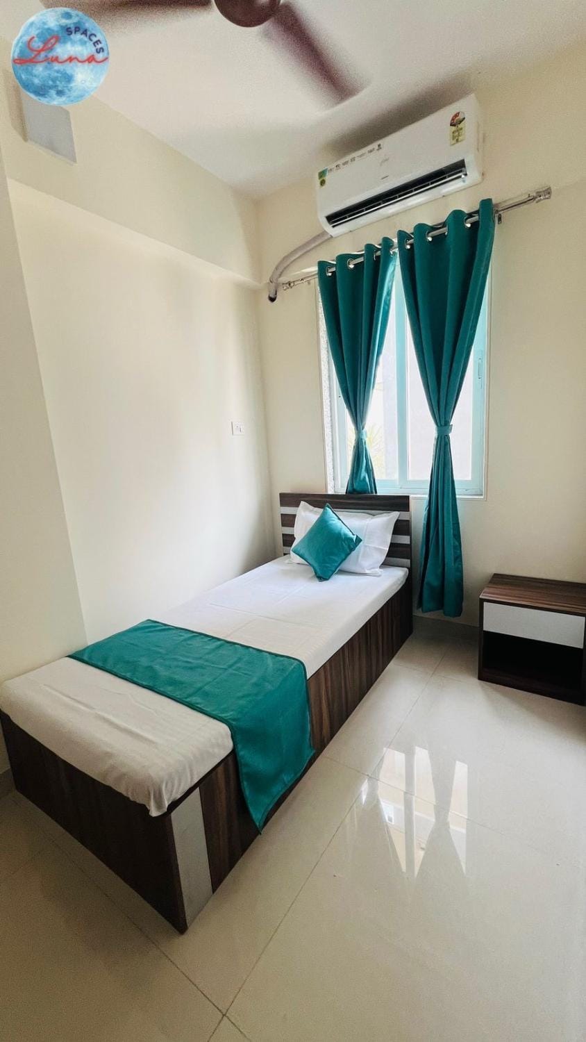 Bed, Photo of the whole room, Bedroom, air conditioner