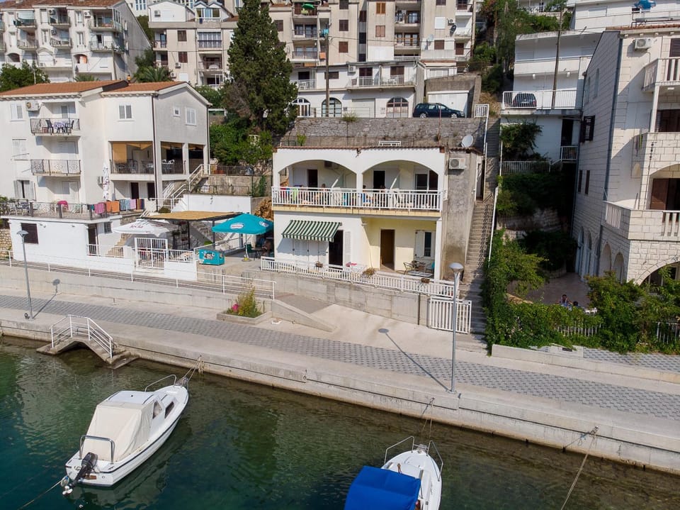 Property building, Sea view, Location