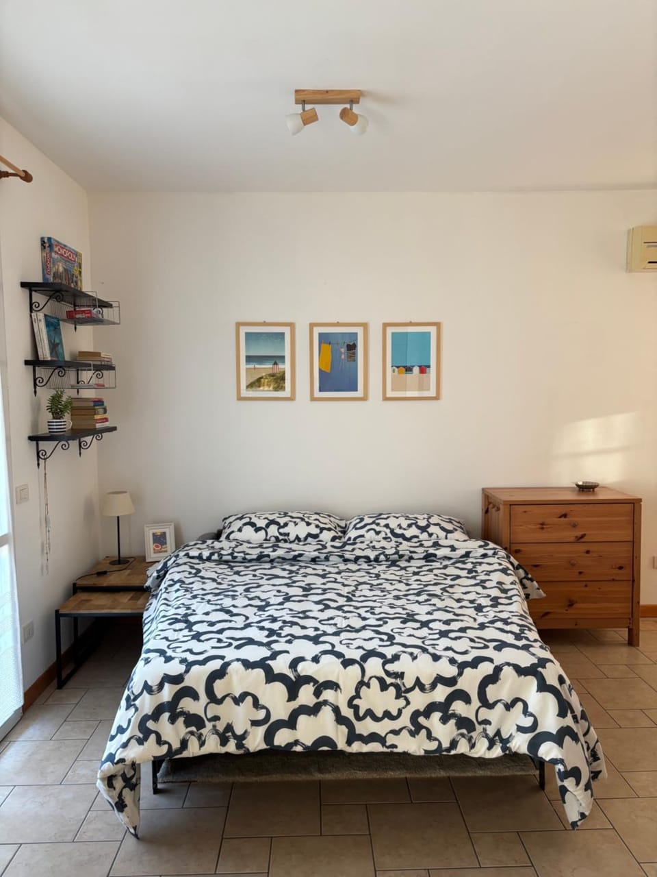 Photo of the whole room, Bedroom