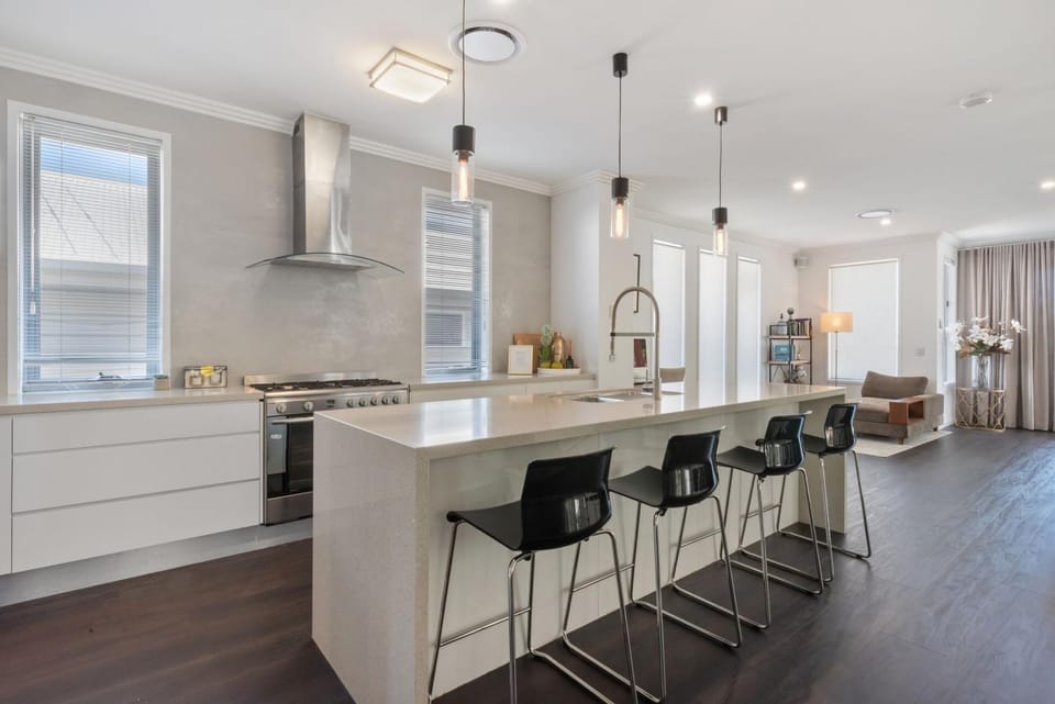 Large Family Home with Pool & Spa House in Bulimba