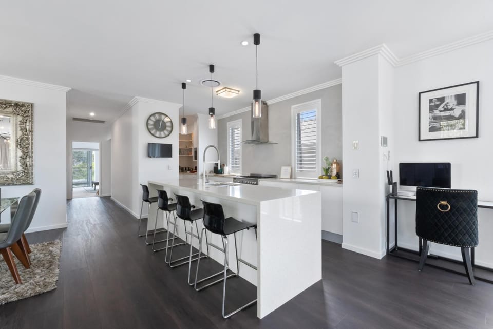 Large Family Home with Pool & Spa House in Bulimba