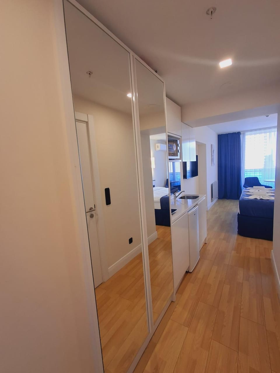 Bed, TV and multimedia, Kitchen or kitchenette, Photo of the whole room, wardrobe