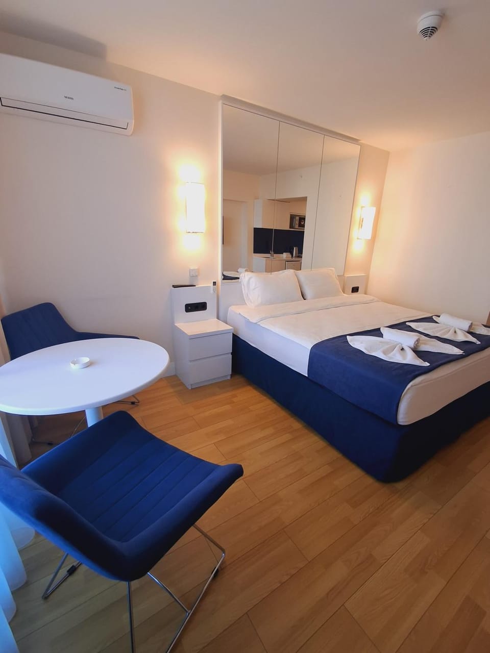 Bed, Dining area